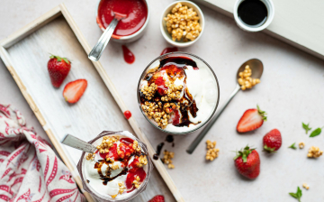 Gelato fiordilatte, salsa di fragole e croccate di miglio